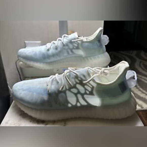 Size 6 addidas Yeezy Boost 350 V2 Mono - Picture 1 of 4